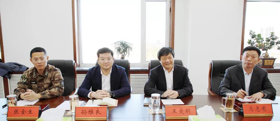 王爱明与79集团军副政委韩宇峰开展座谈