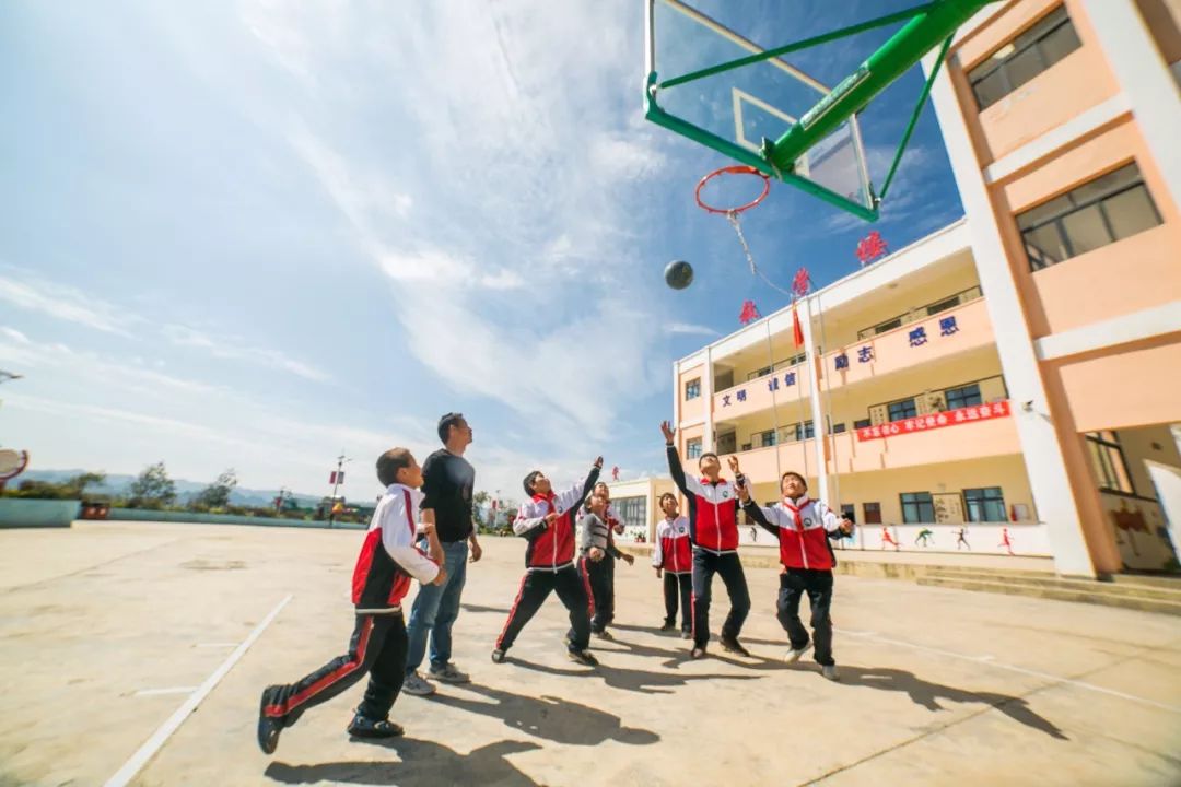 10月29日,孩子们在大方县猫场镇箐口村箐口小学的操场上玩篮球