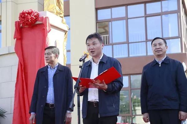 中共秀峰区委书记蒋育亮同志,秀峰区人民政府区长雷陈同志,秀峰区人大