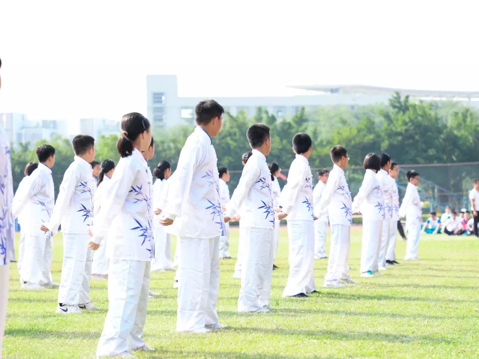 躍步衝拳,望月平衡等拳術動作舒展大方,節奏鮮明,同學們動作快速有力