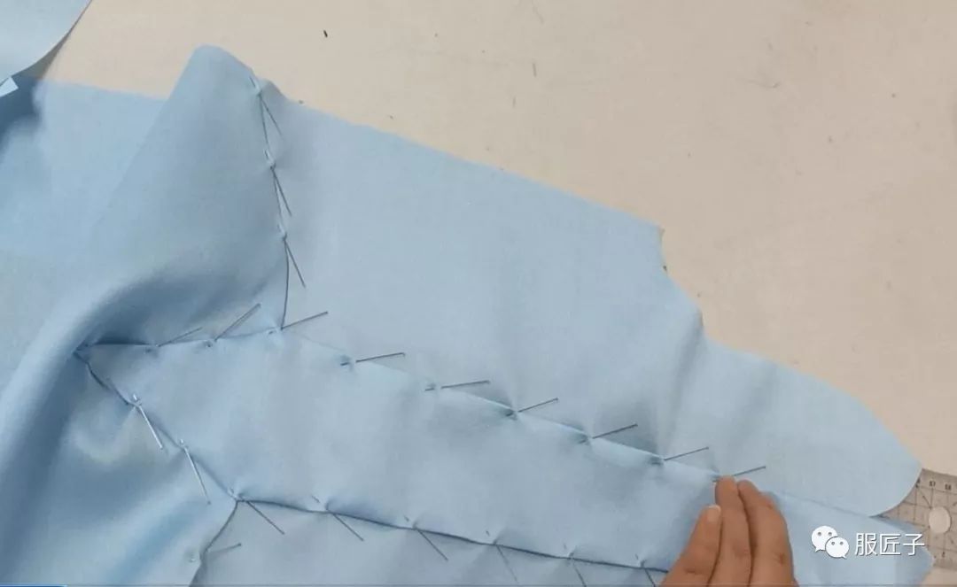 缝合后片中心线2.缝合前片后领中线1.缝合领子驳头二,假缝别合4.