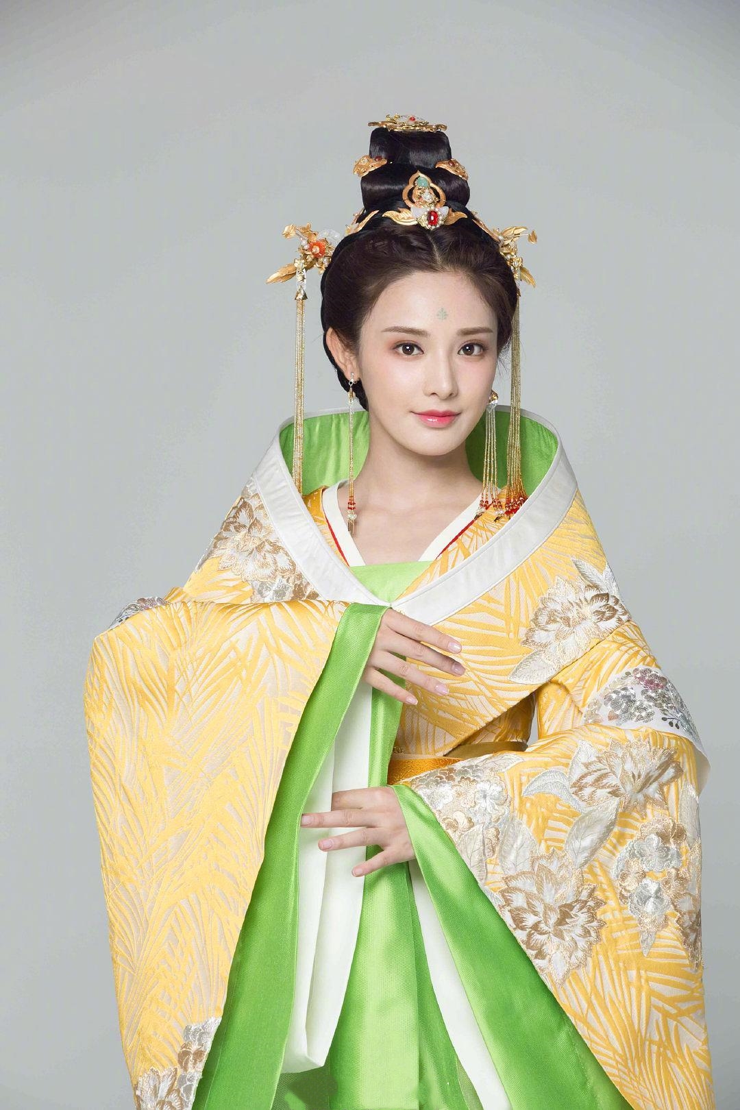 也就是小枫身为太子妃的正装服饰,不同于其他衣服,这一套服饰穿在小枫