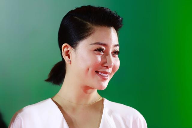 殷桃获最佳女主,一袭白裙超有女人味,生图皮肤却暴露真实年龄!_樱桃