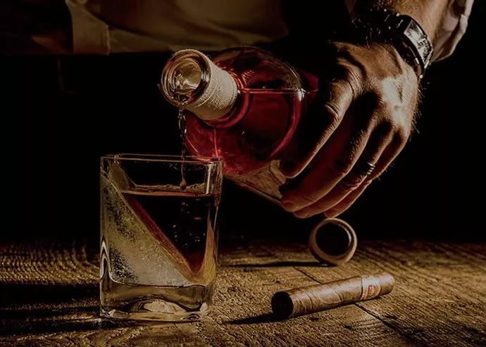 然后冰会慢慢融化玻璃杯也变得冰凉除了威士忌,浓酒也很合适能慢慢地