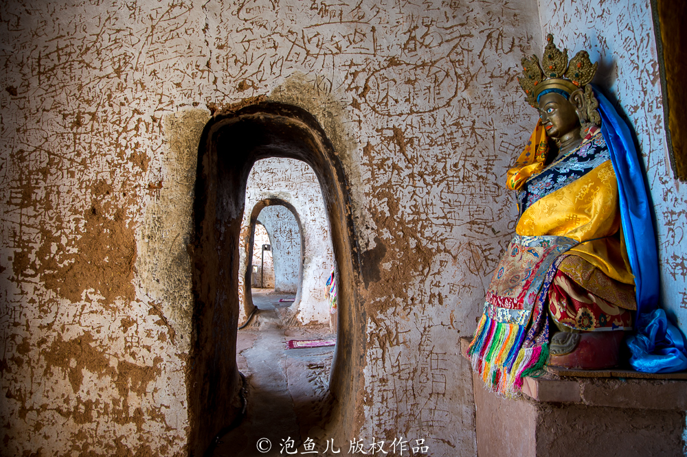 痛心！甘肃千年古寺遭游客乱刻“到此一游”，文物部门称无法修复
