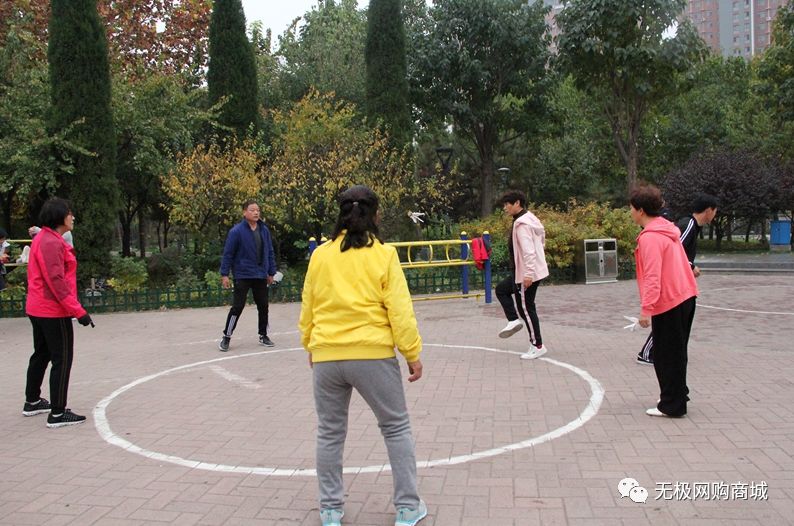 随着大家的轮番上阵,一较高下中无论是自由组合踢还是五人组围圈踢都