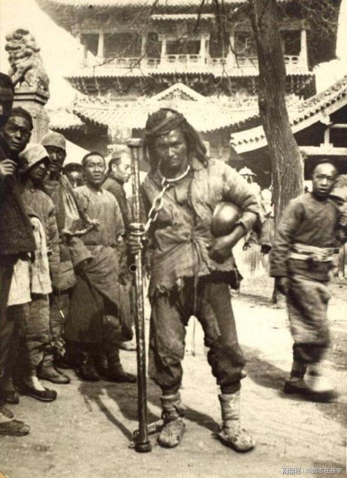 清末真实照片两个戴枷犯人已生无可恋六个缠足女子却眉清目秀