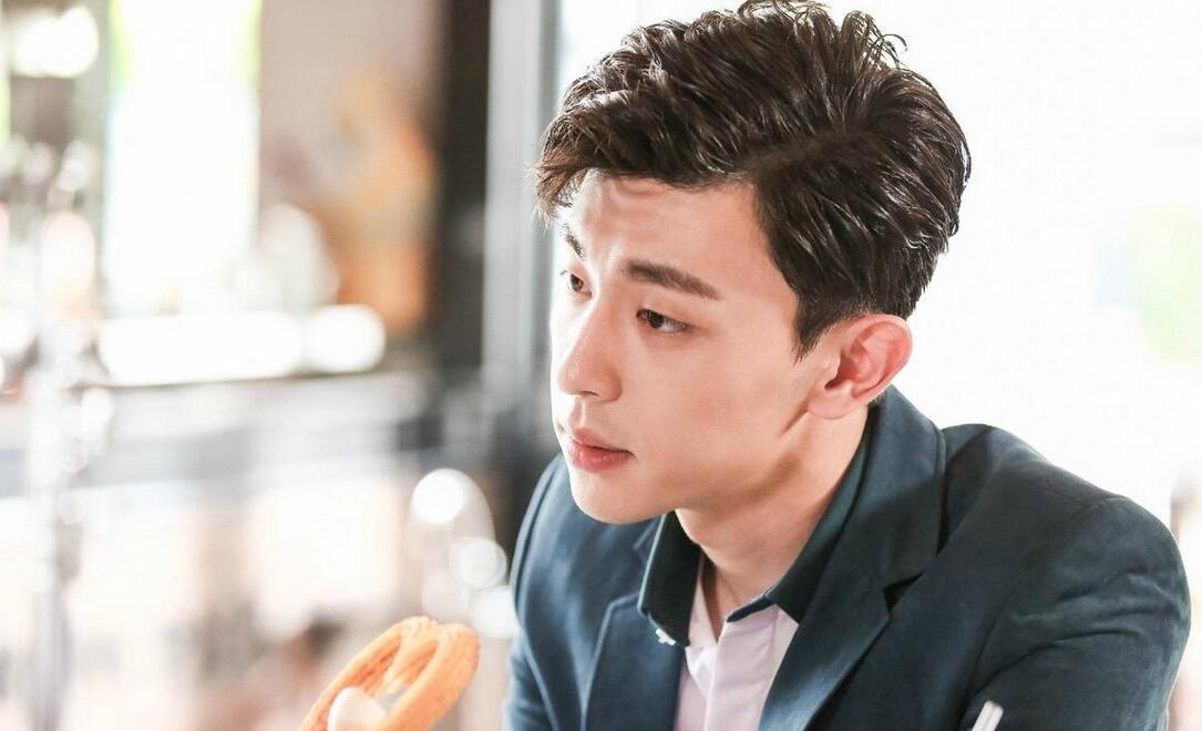 邓伦毕业季即将定档剧中化身创业男神与女主上演追梦青春