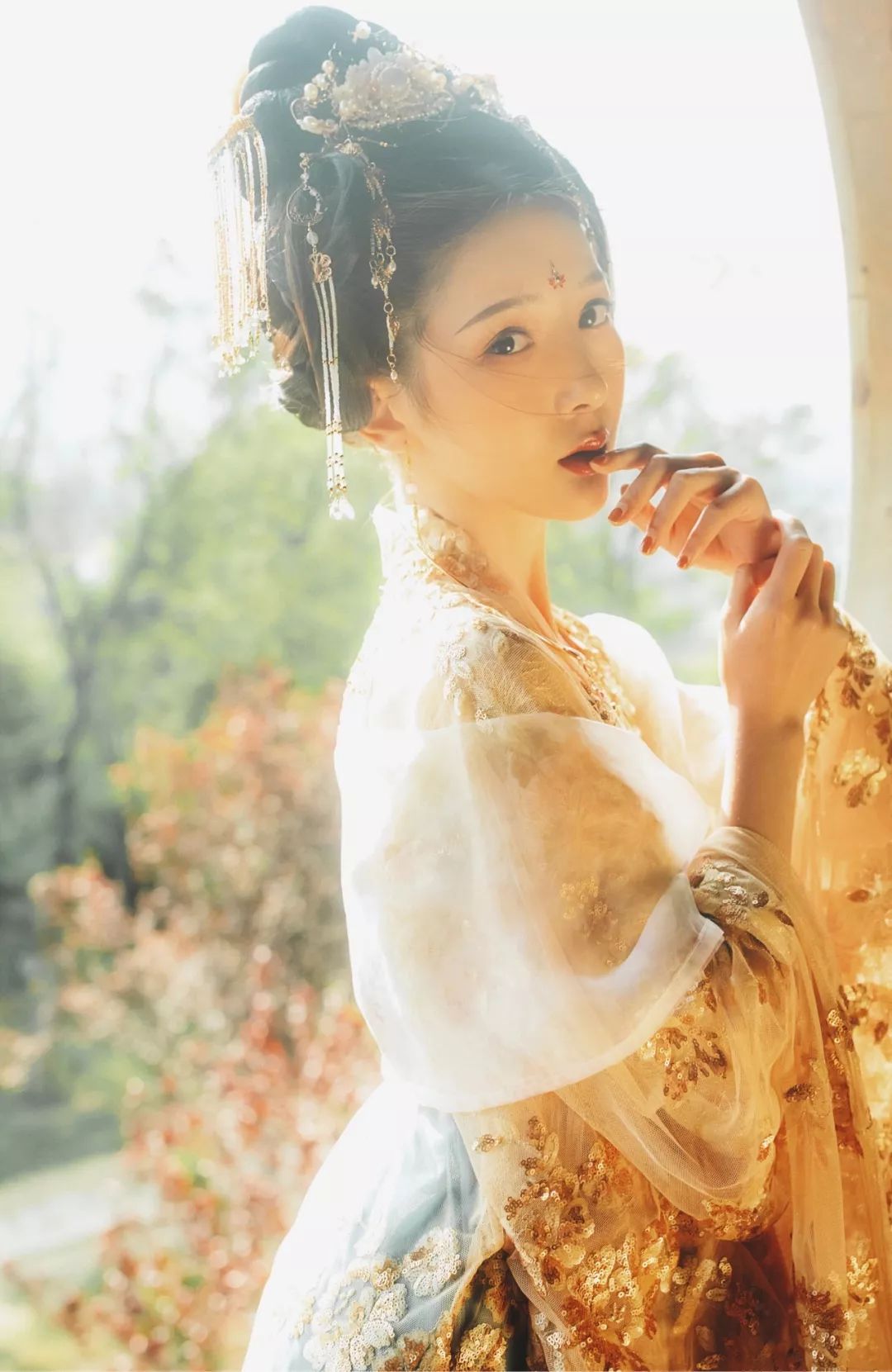 暮春暮秋又春秋,相逢相遇又相逢,一生也不长,一天虽短.一直这样吧!