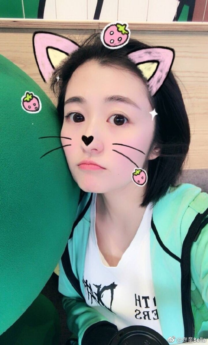 3岁出道,7岁被金鹰奖提名,颜值超高的她如今转型做幕后_佟童