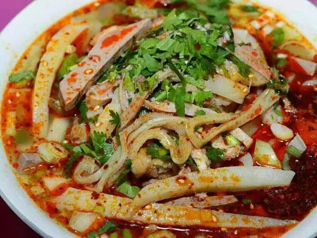 人们杀了羊后,羊肉留下,肠,肚,头,蹄等杂碎都喂了狗