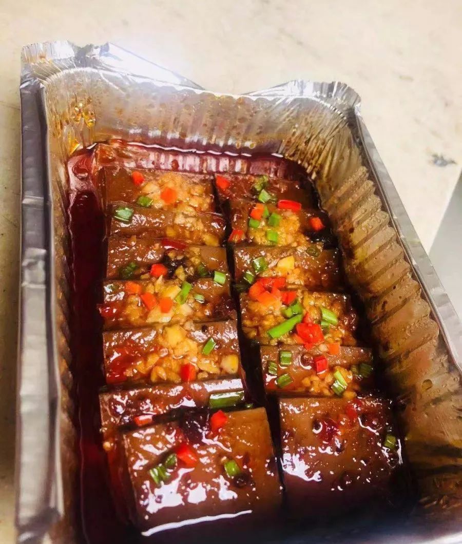 = 鱼豆腐 =胖芙芙的鱼豆腐强势出道表皮焦脆弹牙,内里白嫩香软美味又