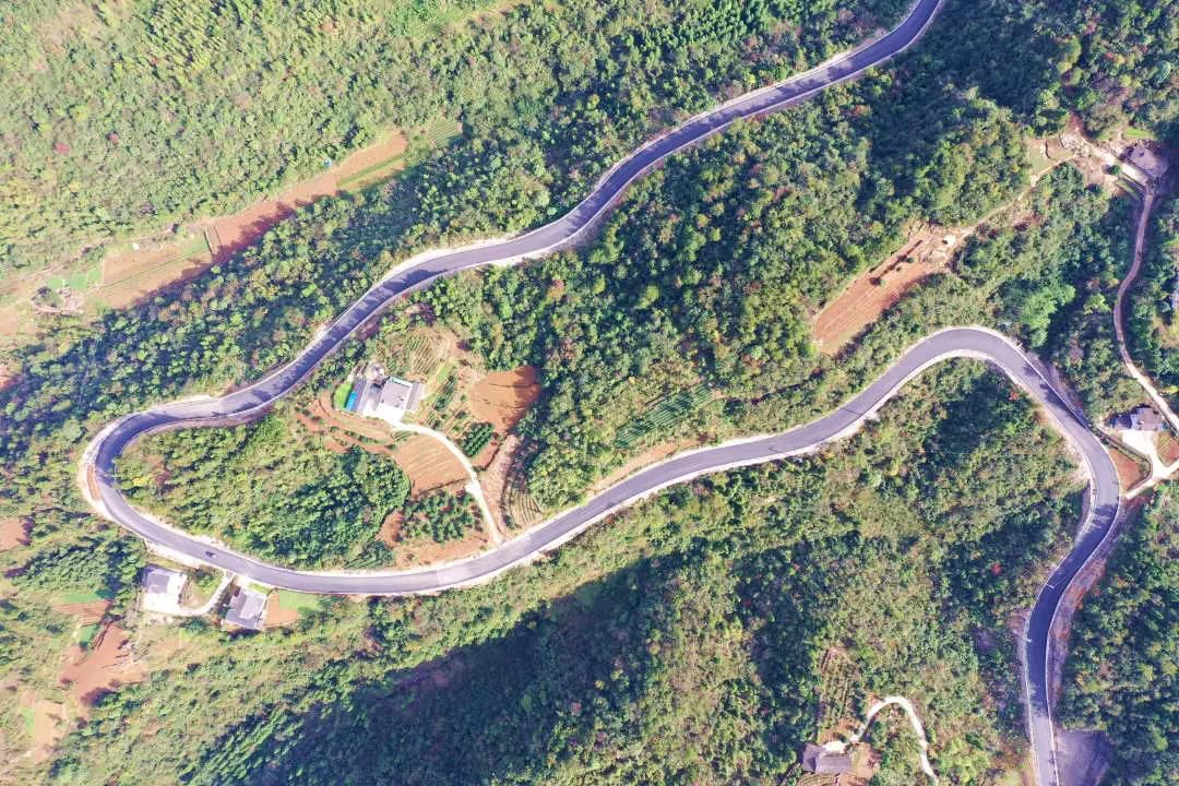 一条贯穿南北的县际通道土城至三斗坪二级公路(简称"土三路")起