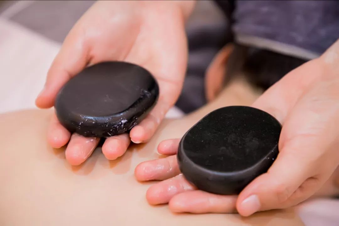 背部②用事先消毒好的火山热石按摩的过程会细心的询问力度是否适合