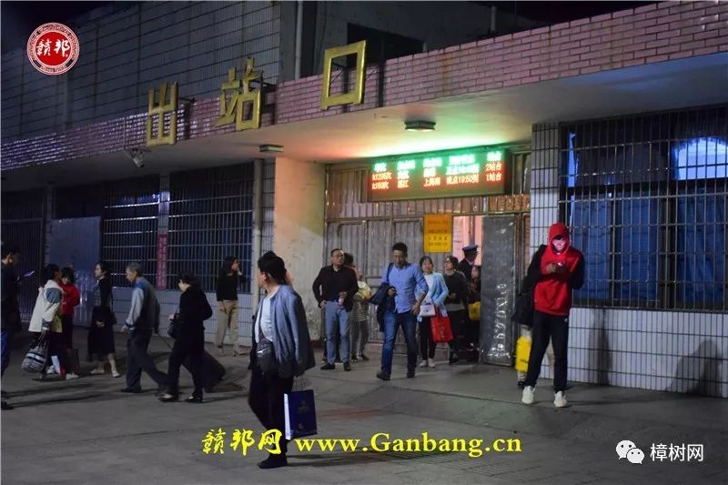 来了来了从南昌开往樟树的城际列车来啦现场实拍