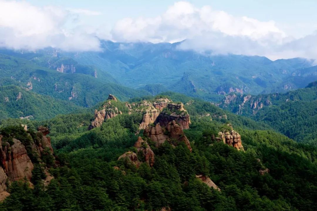 剛在當地一家酒店下榻,我們就迫不及待地詢問當地導遊,七寶山到底有哪