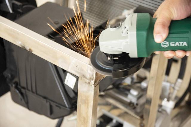 得益于12500转/分钟的转速,sata世达这款角磨机在工作时效率还是非常