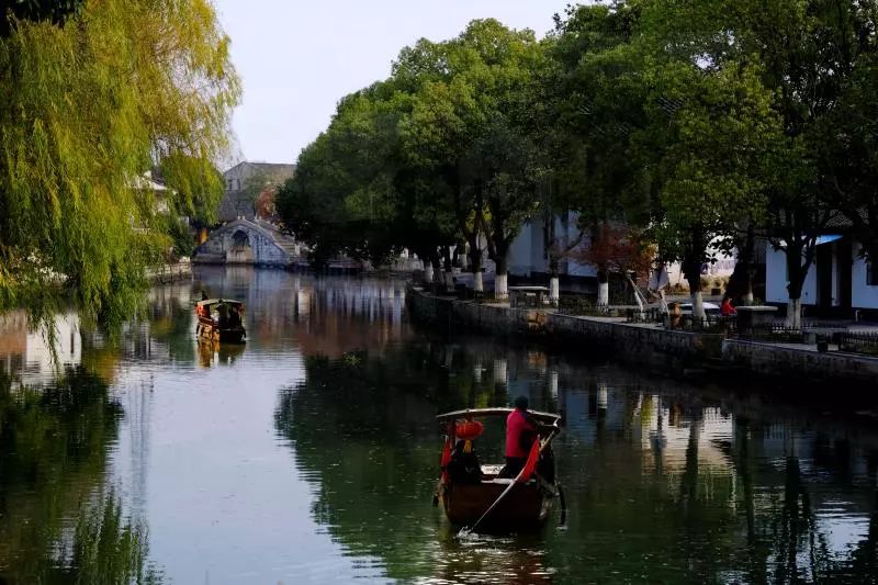 淀山湖畔,一条长约2公里的石塘港相隔,河西是数十年风貌未变的西岑