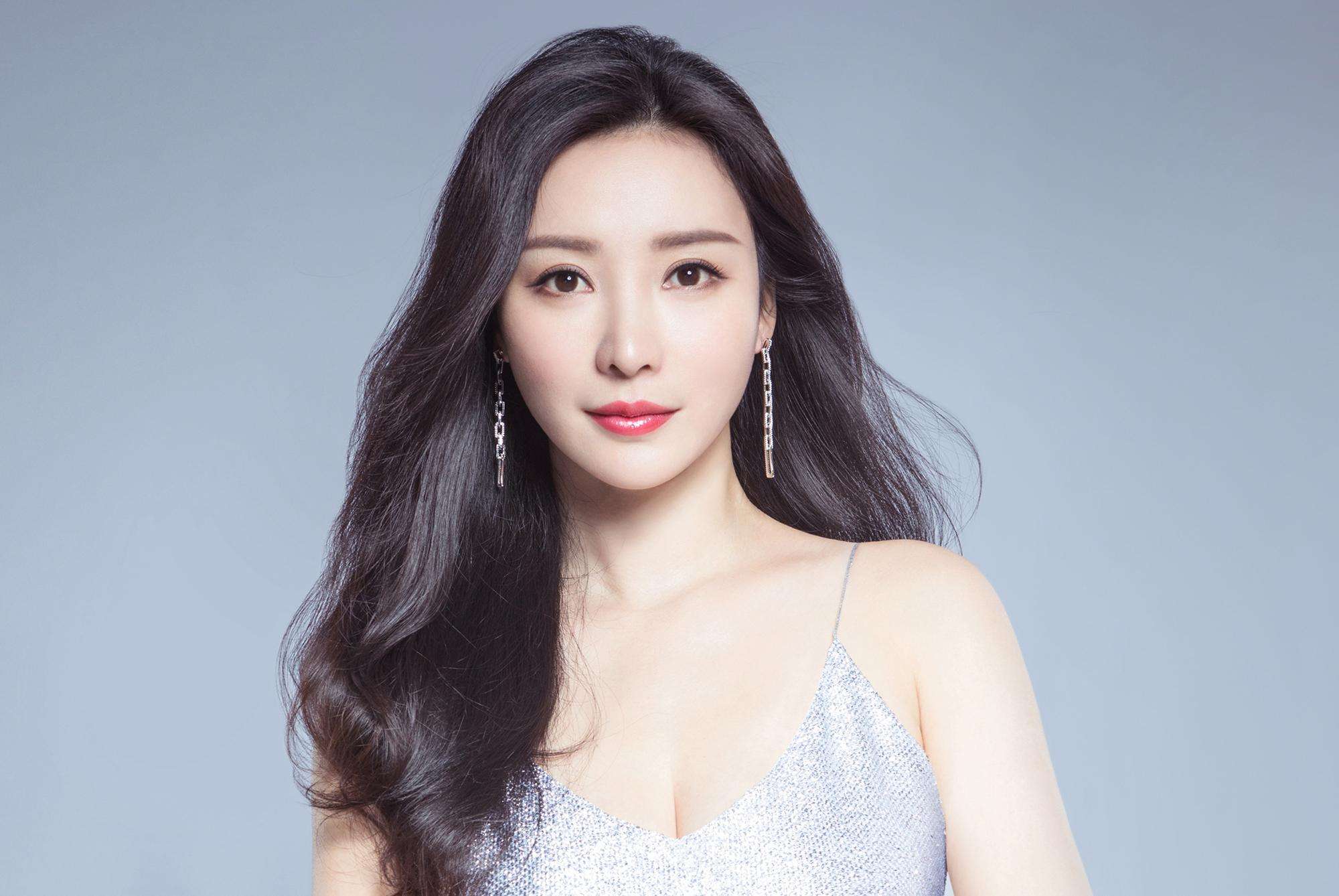 39岁柳岩正面回应为什么不结婚称一个人也过得挺好