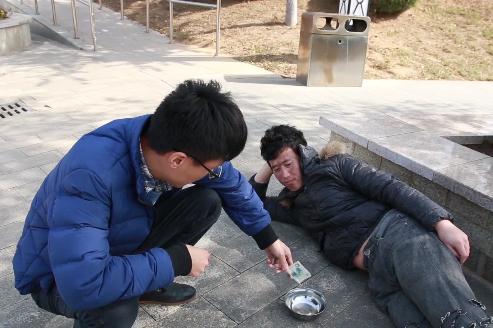 好心大哥天天给乞丐钱,乞丐却恼羞成怒,是道德的沦丧吗