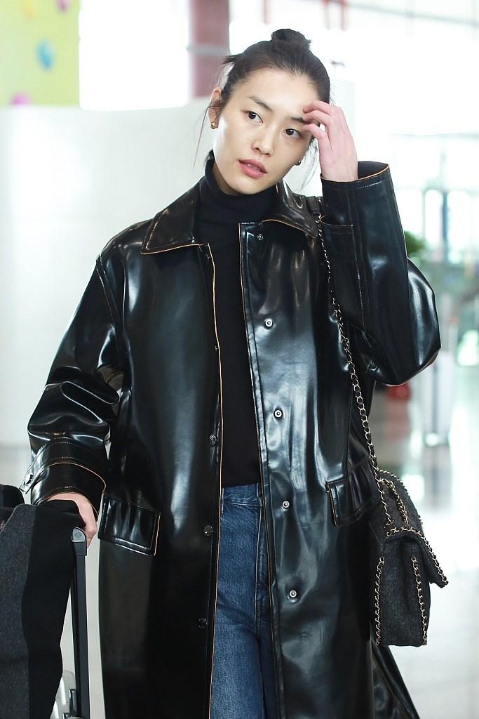 原创刘雯素颜皮衣机场曝光可盐可甜甜美动