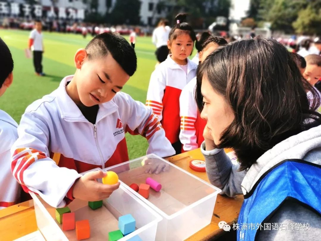 智慧闯关共设有 "快乐拍皮球","玩转七巧板","疯狂扔一扔"