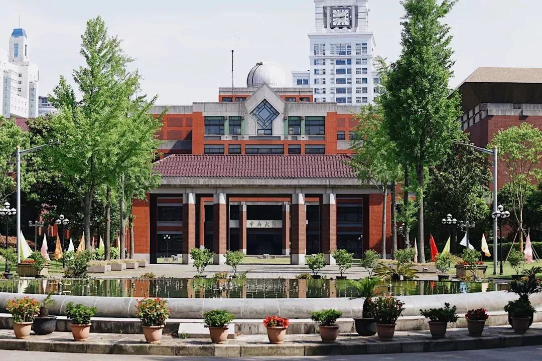 魔都18号线首列车已成功下线!沿途吃喝玩乐指南已经准备好了!_上海