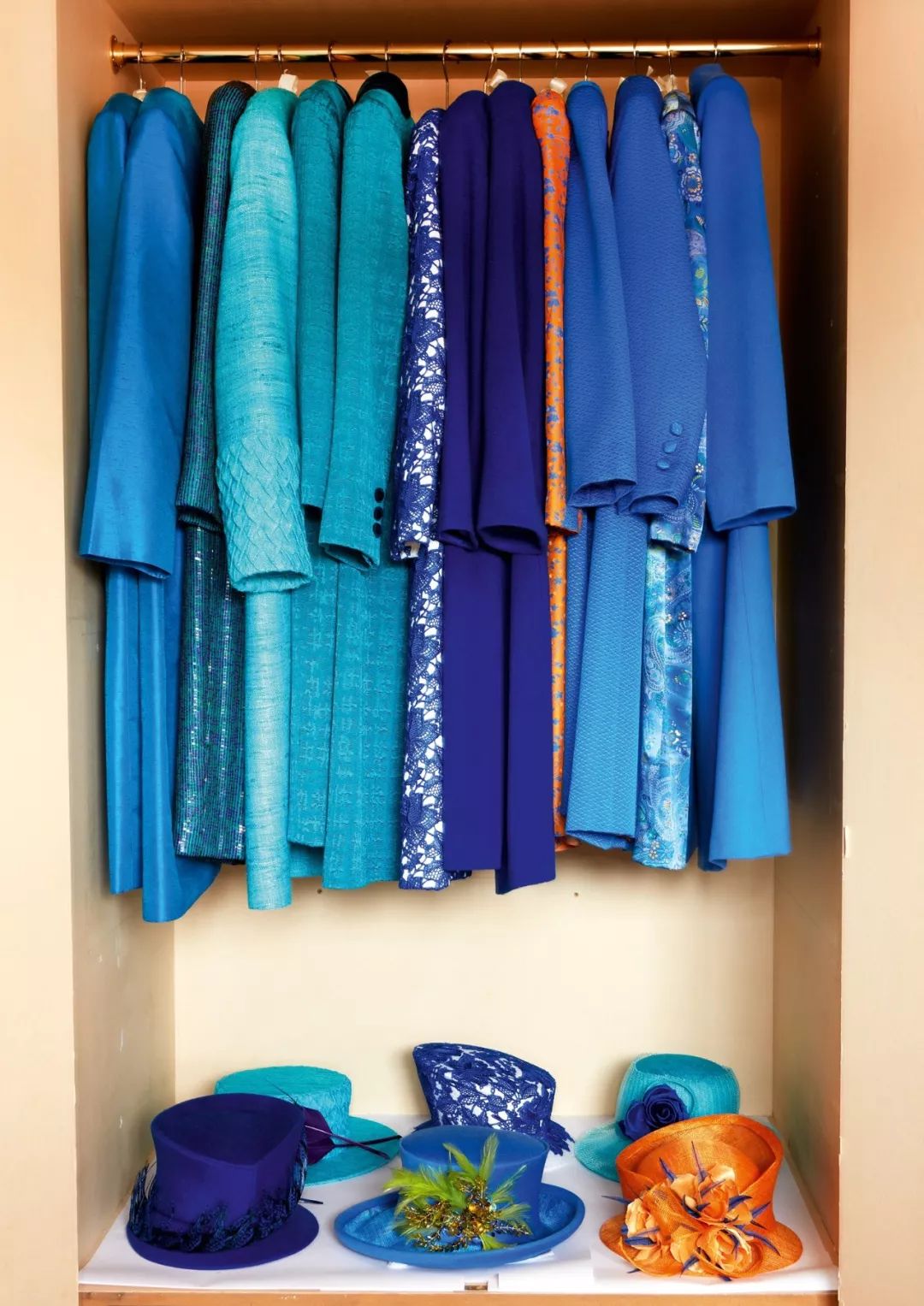 英国女王衣橱的秘密200多个同品牌包包新鞋磨脚有人代穿