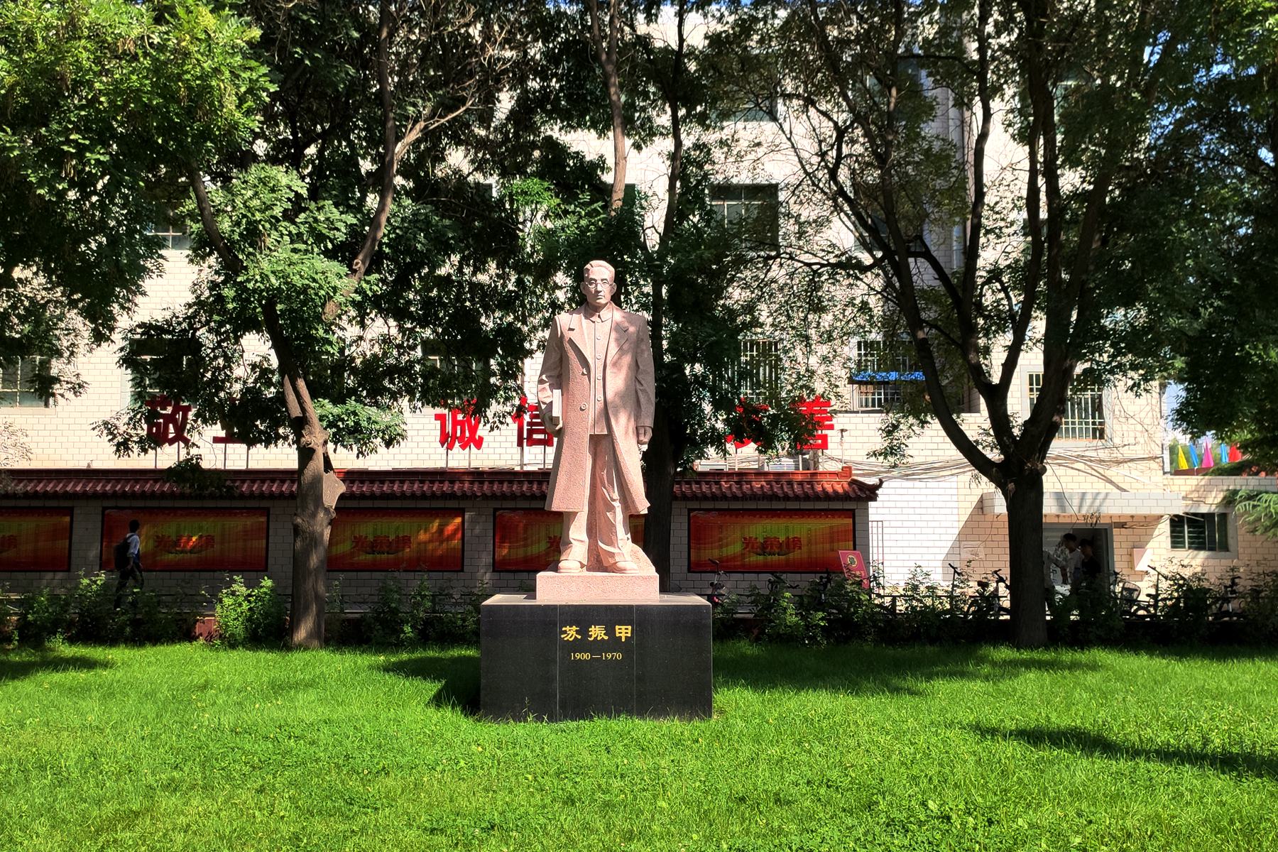很怀念在甘肃靖远一中的那些日子,于是我到校园里走了走