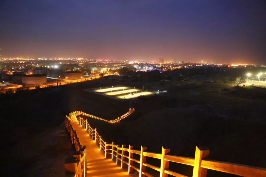 独山子泥火山夜景图片