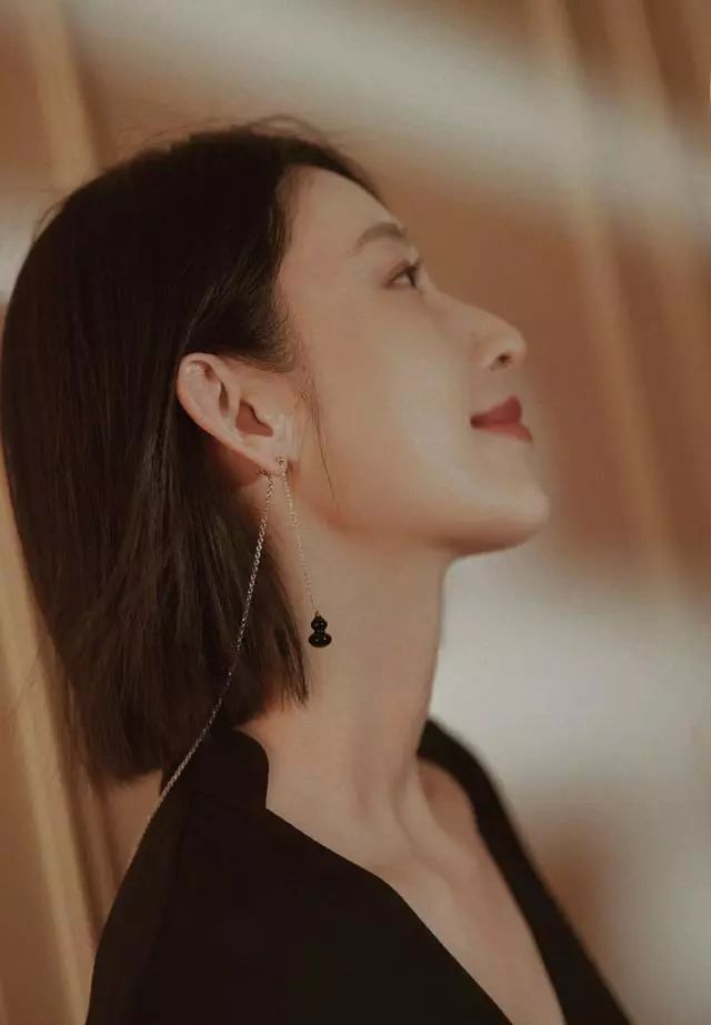 得让人心动,精美的瓜子脸上轻抹淡描,刻画出靓丽的颜容,柳叶眉,小琼鼻