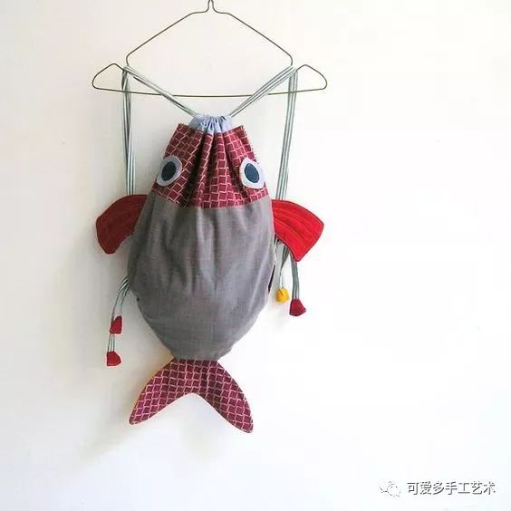 她用几块碎布做的小鱼束口袋大家都争相效仿附教程