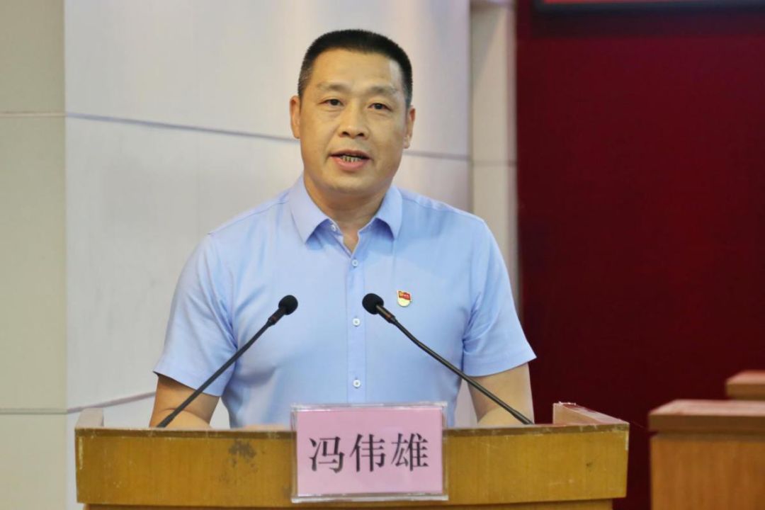 镇党委副书记冯伟雄在宣讲会上表示在全镇上下深入开展"不忘初心,牢记