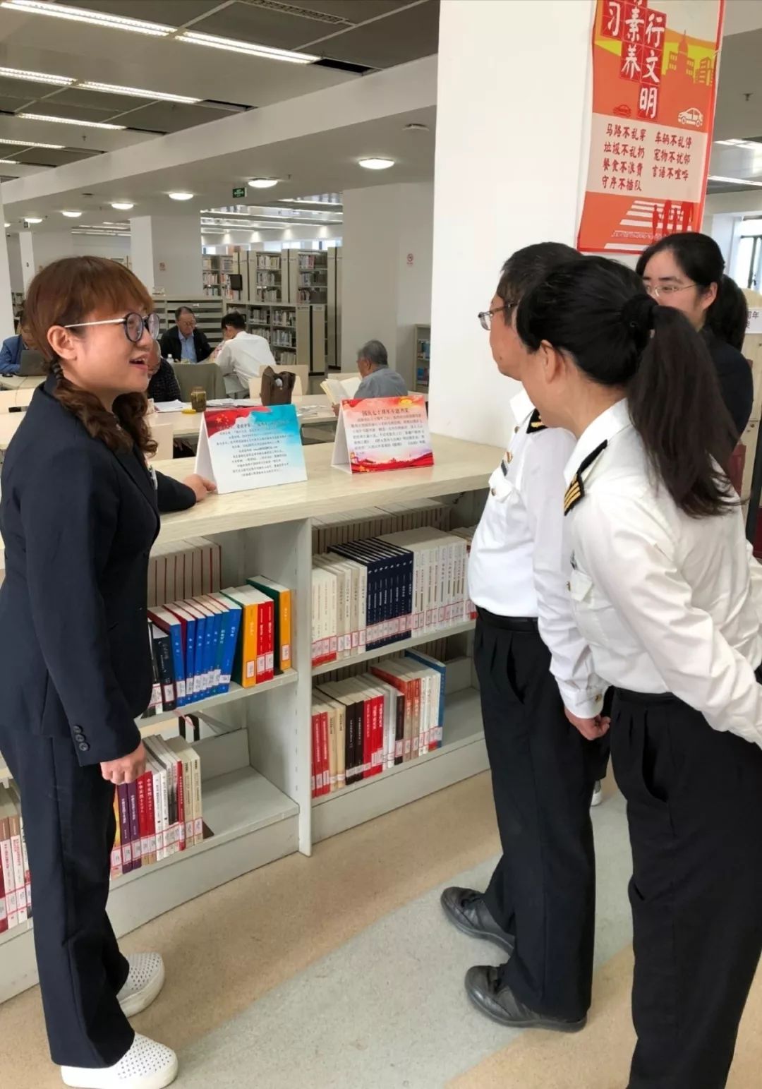 普陀區圖書館與上海車站海關開展黨支部共建志願服務活動