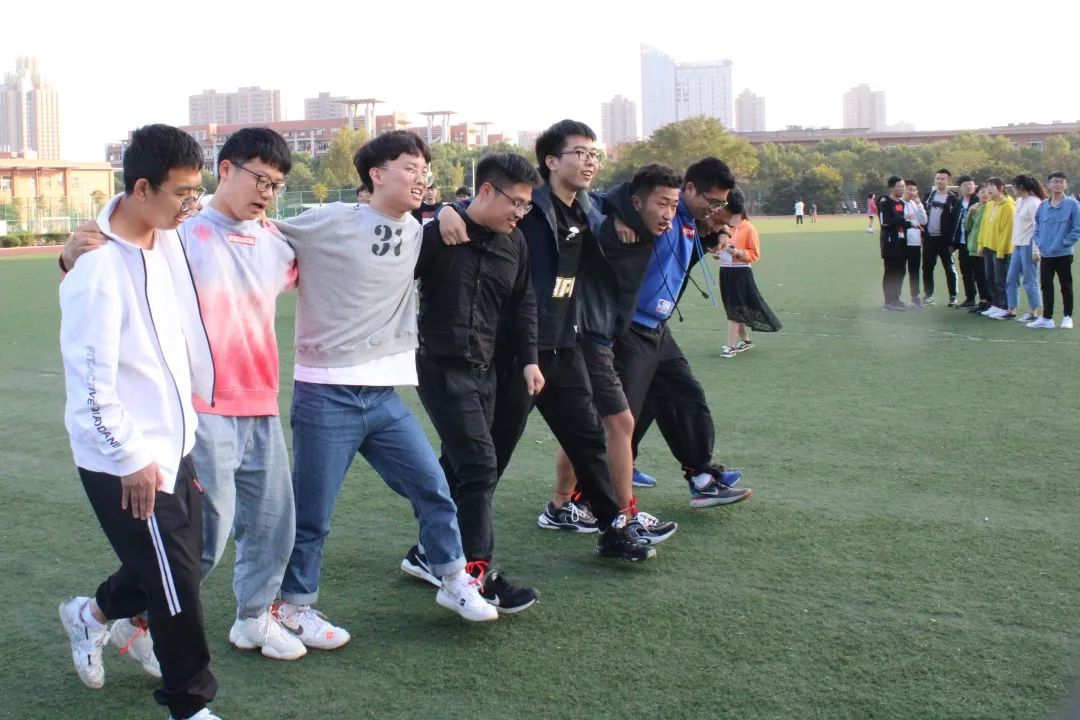 游戏规则:同手同脚no.2有本事让我们猜出来请开始你