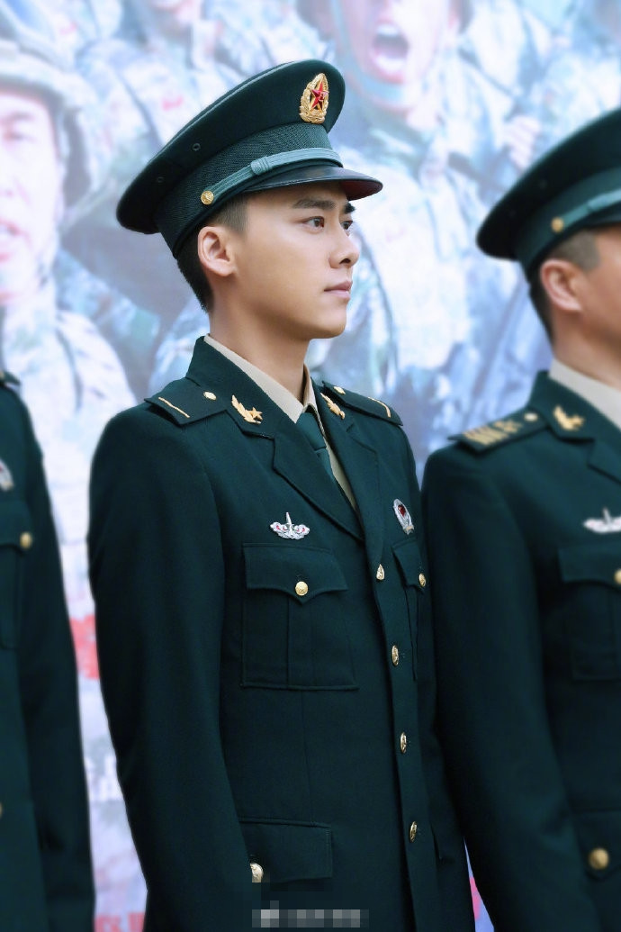 李易峰火箭军军装亮相 气质硬朗荷尔蒙爆棚