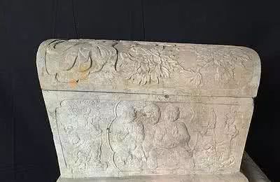 公主墓被挖开,9岁女孩枯坐石棺上千年,棺内金银珠宝成堆!_李静训