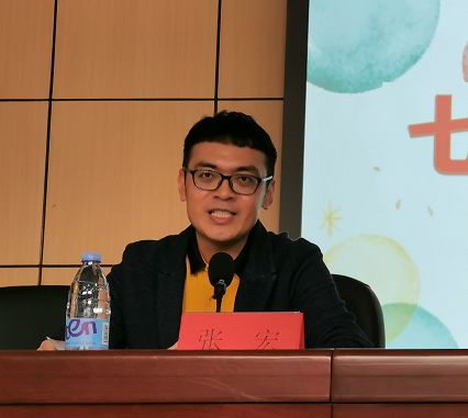(年段长张宏老师与家长交流)最后,由历史,政治和地理学科老师上台介绍