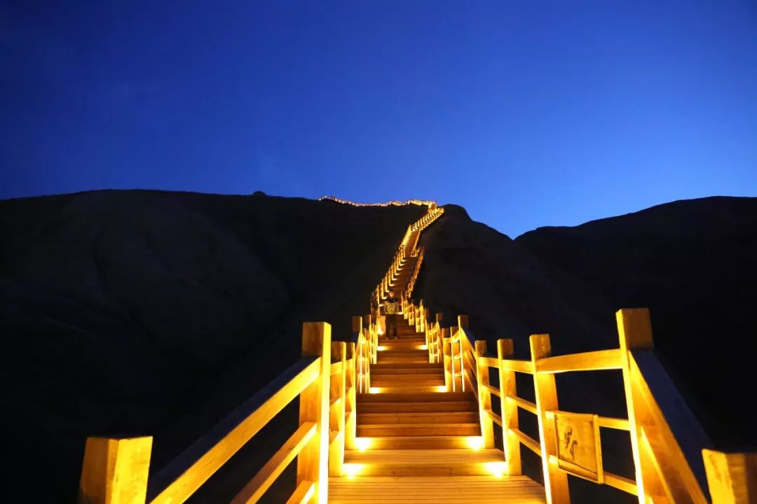 独山子泥火山夜景图片