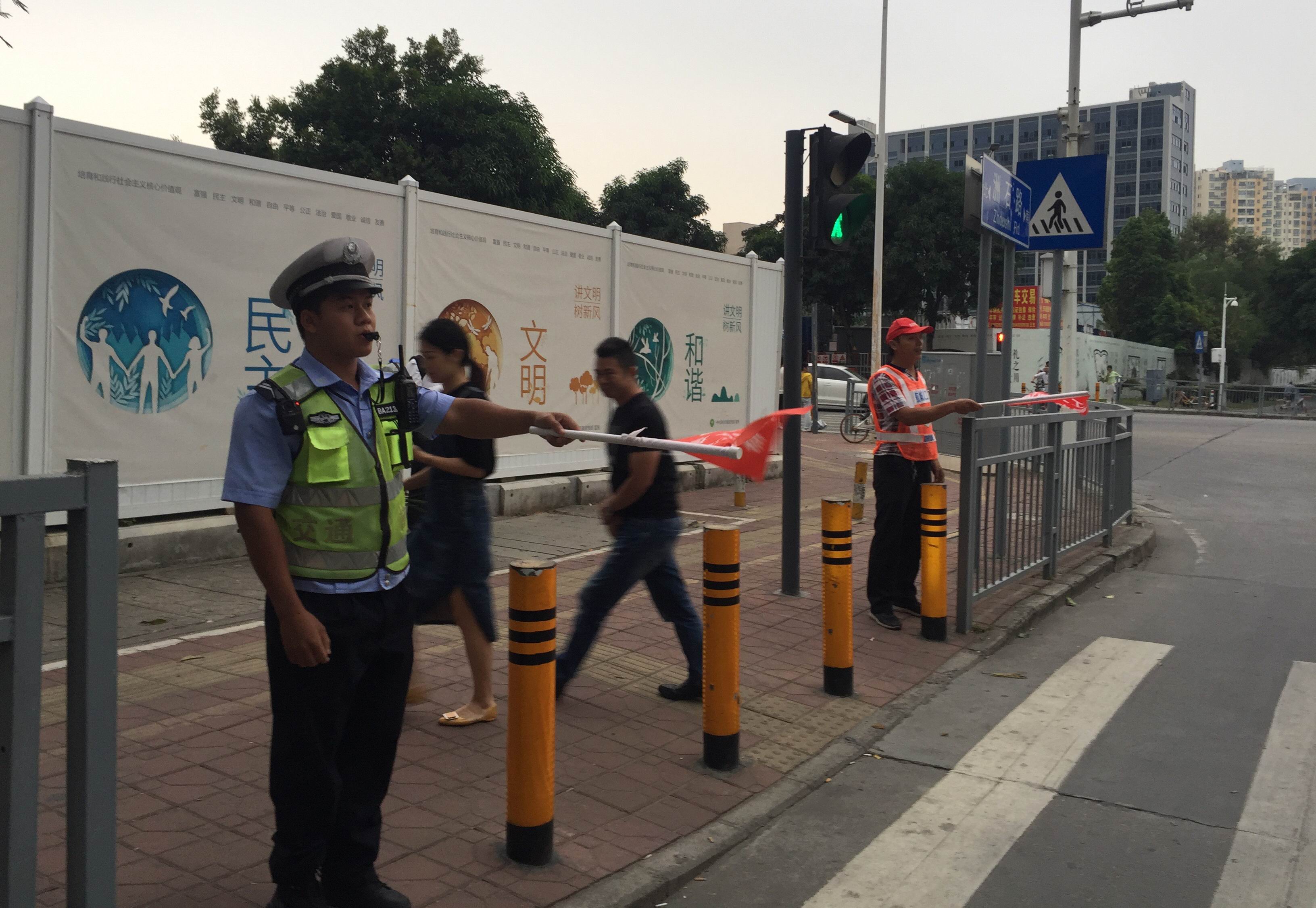 航城组建交通安全劝导队开展交通文明劝导