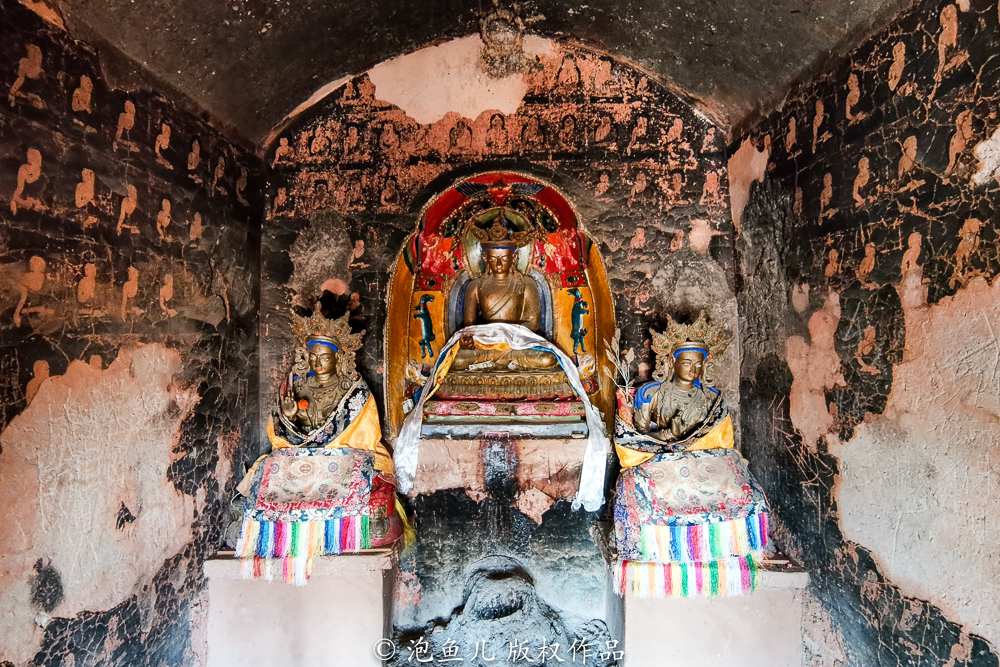 痛心!甘肃千年古寺遭游客乱刻“到此一游”,文物部门称无法修复 痛心!甘肃千年古寺遭游客乱刻“到此一游”,文物部门称无法修复