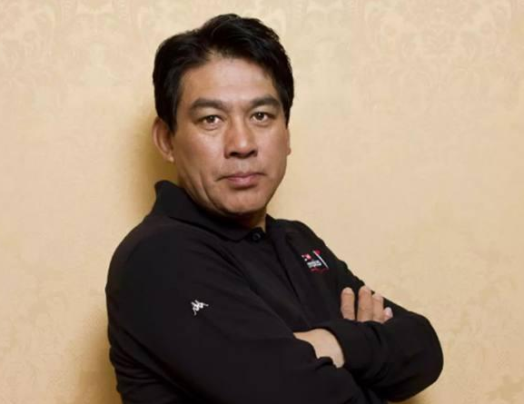 原创朱时茂酒后拥抱中年女子遭怒批女当事人却连说两句没问题