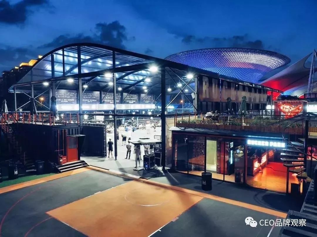 洛克公园是美式风格篮球场馆的代表,也是第一家入驻商业地产的球类