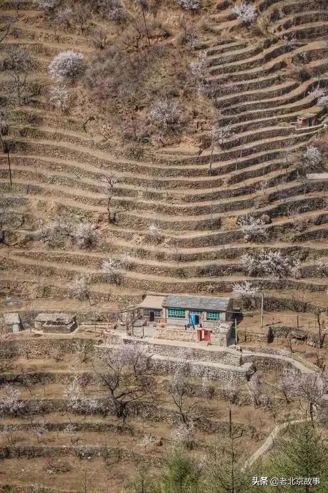 在北京房山,有一座挂在悬崖上的小村