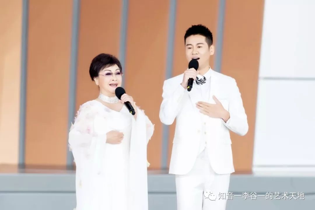 李谷一,徐子崴《我和我的祖国》("心连心"艺术团赴大兴机场慰问演出)