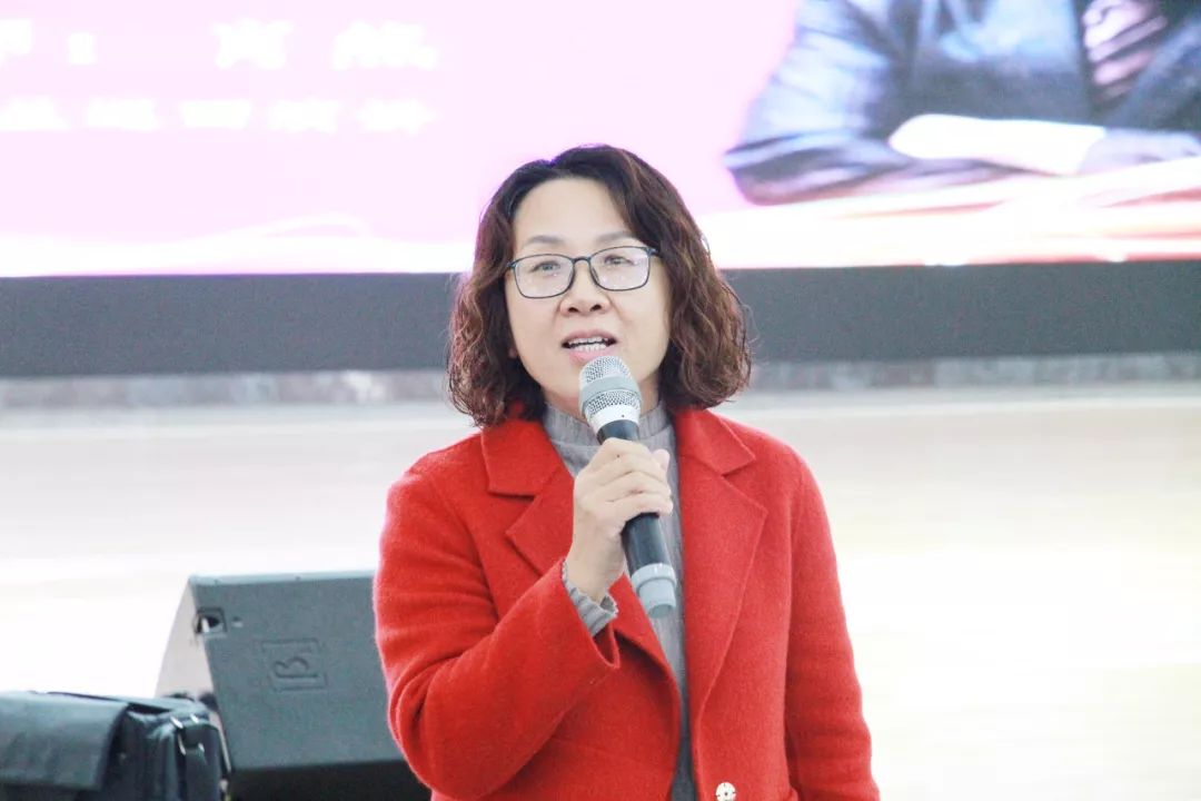 关工委高级讲师肖然老师做"父母态度决定孩子命运"的家庭教育报告会