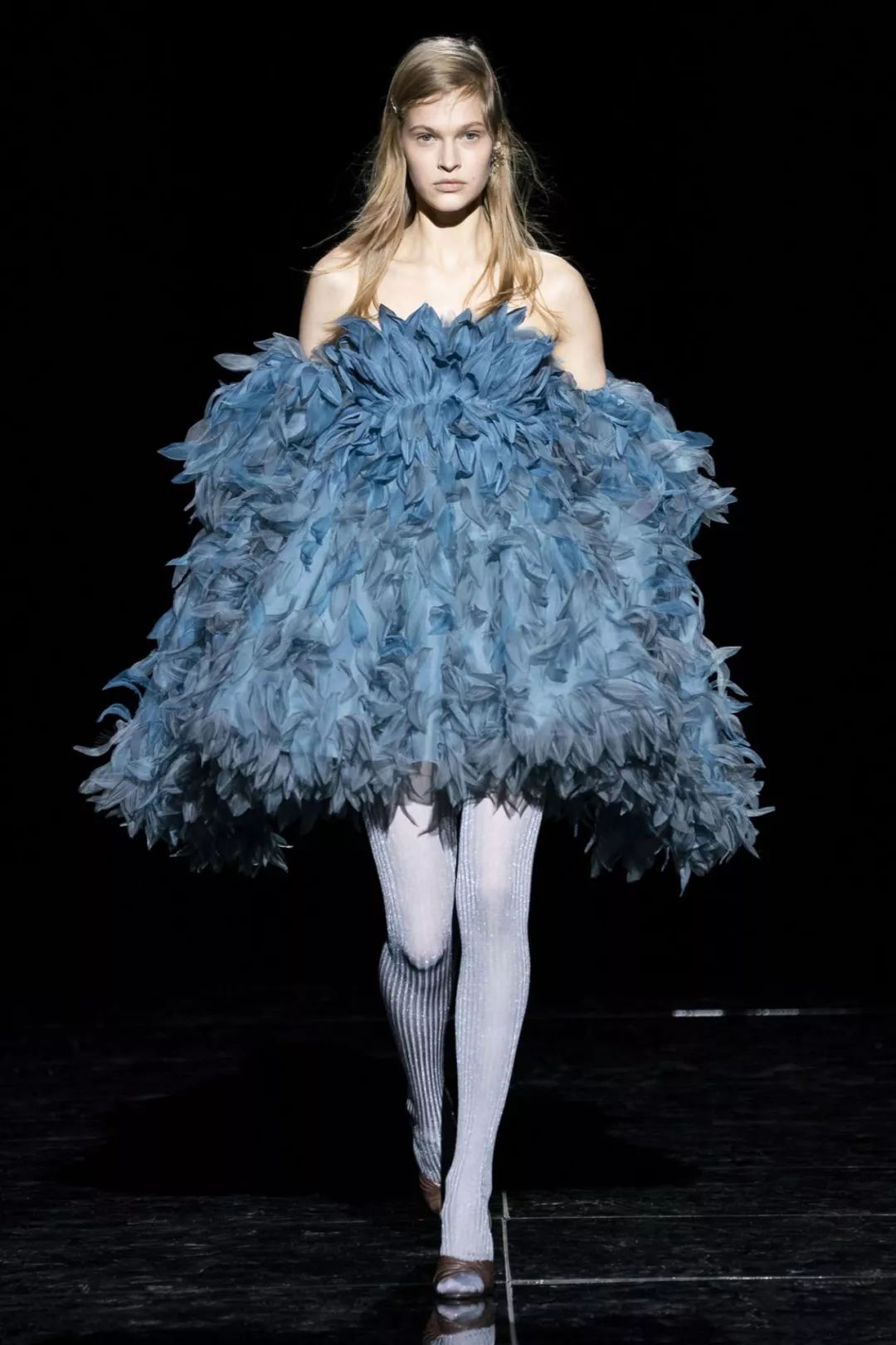 羽毛元素让整体造型更具立体感,全覆盖的堆叠造型即使在秋冬里也不显