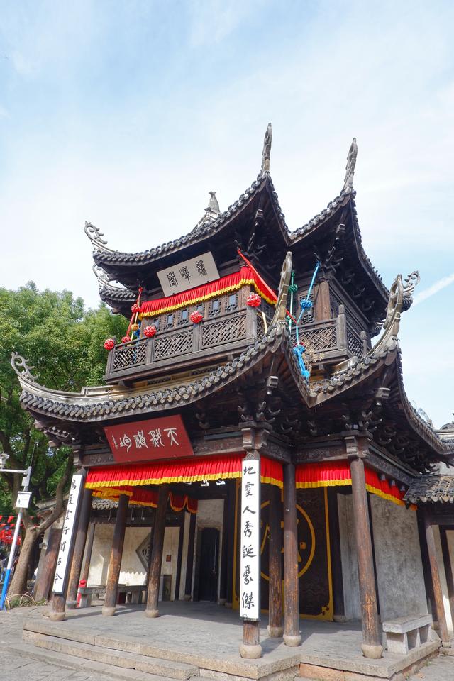 无锡的古今都这在惠山古镇一处便可寻觅,这老街横陈的祠堂古寺一座座