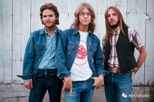 america是1970年成立的一支三人英国摇滚乐队,之所以起名叫做 america