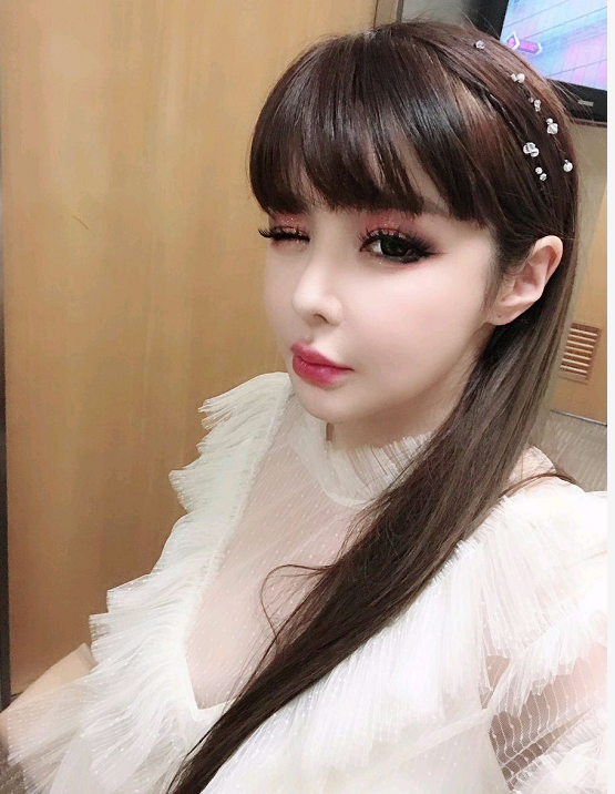 《queendom》最后一集决赛中,朴春在开场前收到了前2ne1成员孔敏智的